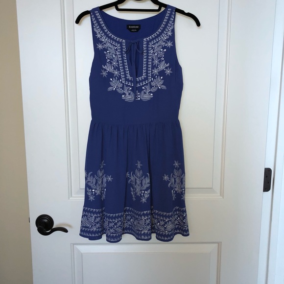 bebe Dresses & Skirts - BeBe blue dress with white embroidery, size 0